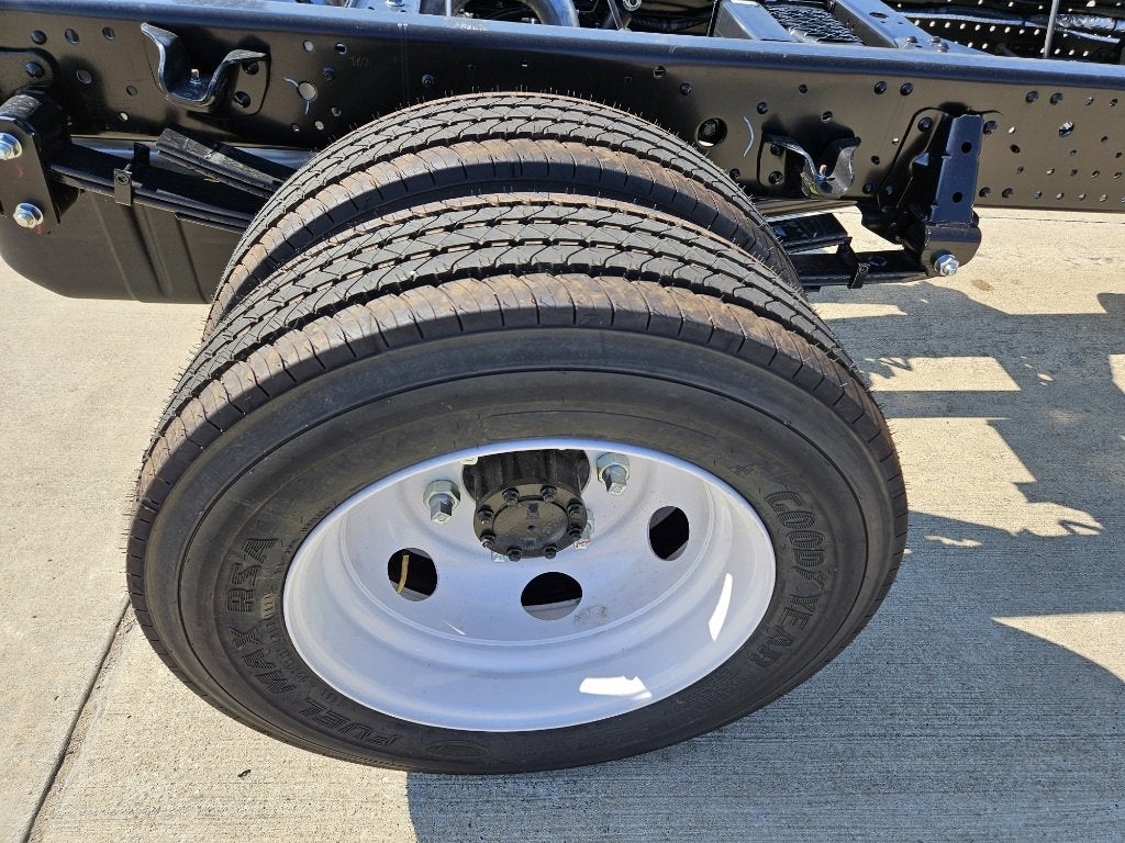 2025 Chevrolet Low Cab Forward 4500 Base